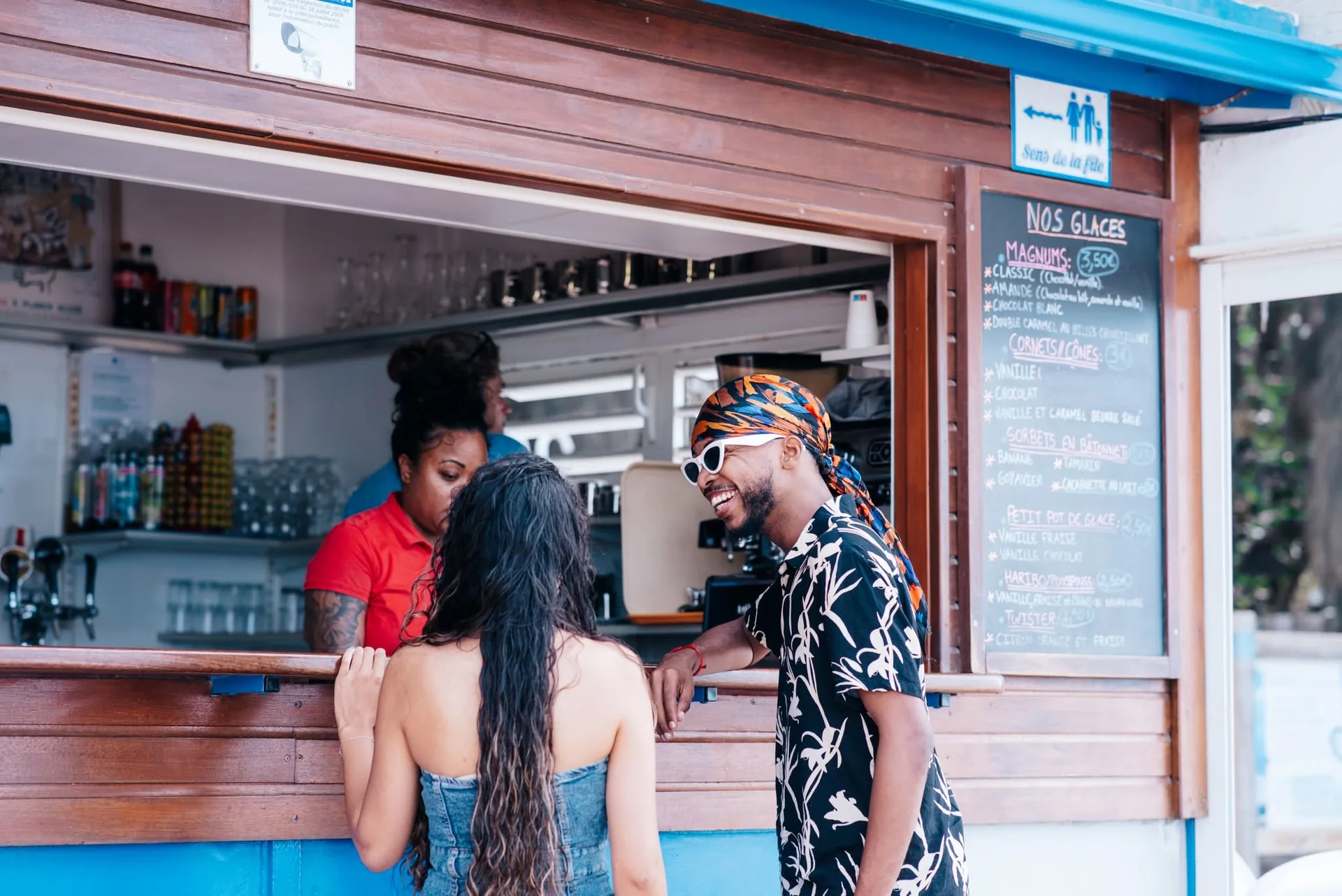 Des clients au comptoir de Planch’Alizé, à La Saline-les-Bains.