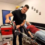 Présentation du matériel médical et d’un brancard équipé pour la prise en charge des urgences à l’aéroport Roland-Garros, à La Réunion.