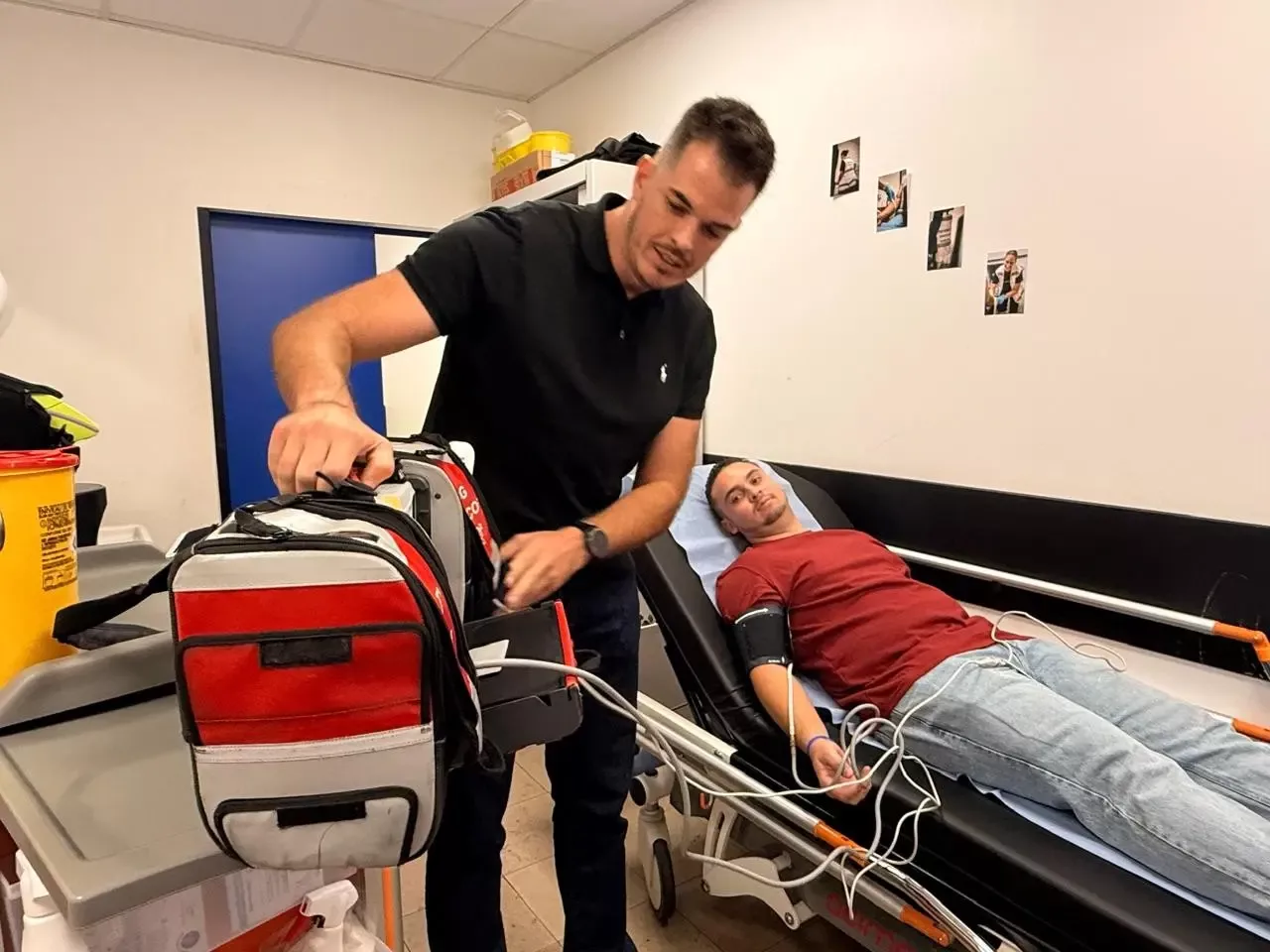 Présentation du matériel médical et d’un brancard équipé pour la prise en charge des urgences à l’aéroport Roland-Garros, à La Réunion.