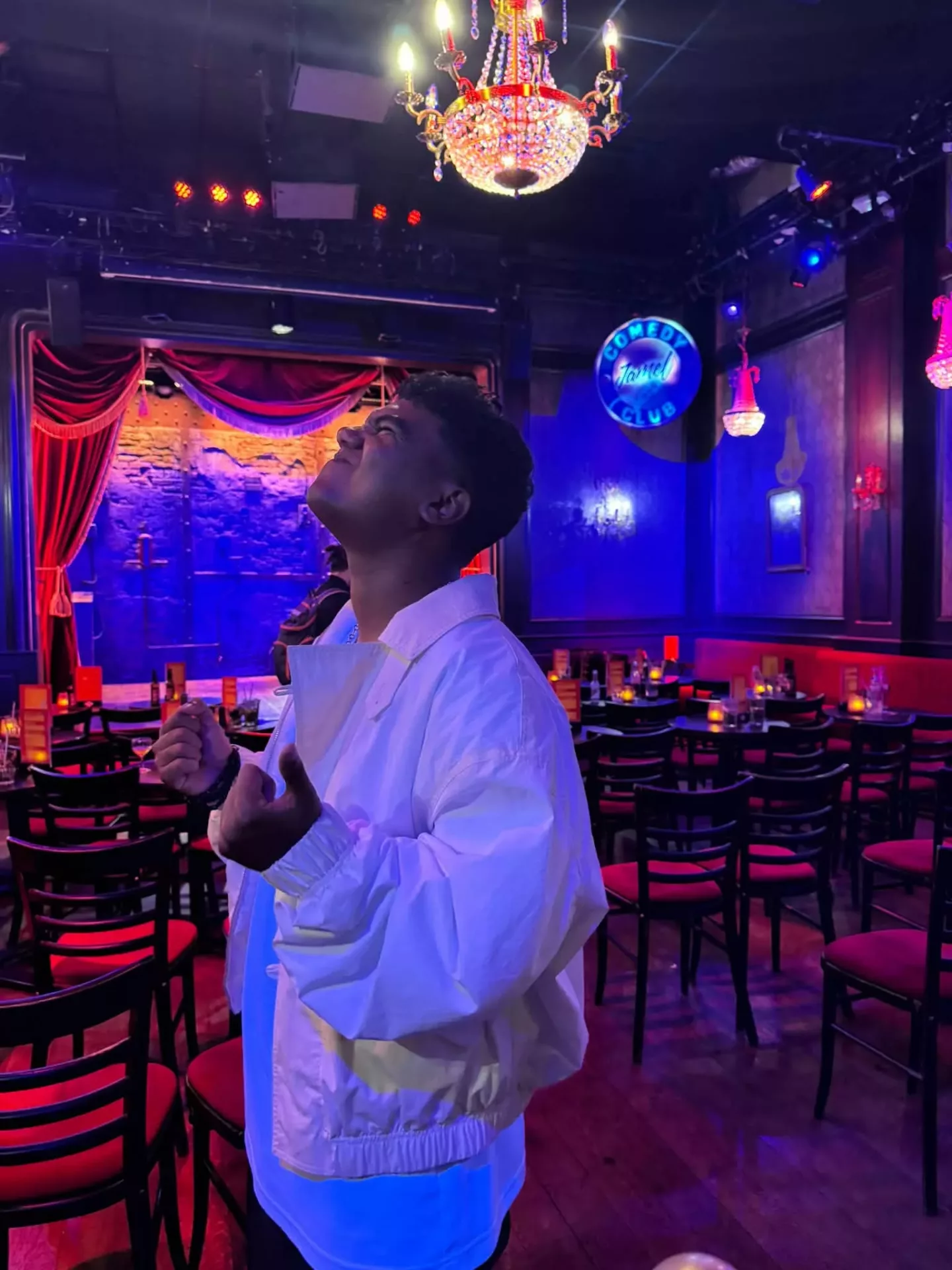Benji dans la salle du Jamel Comedy Club à Paris.