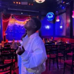 Benji dans la salle du Jamel Comedy Club à Paris.