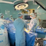 Équipe au bloc opératoire de la Clinique Durieux au Tampon, à La Réunion, aux côtés du robot chirurgical ROSA.