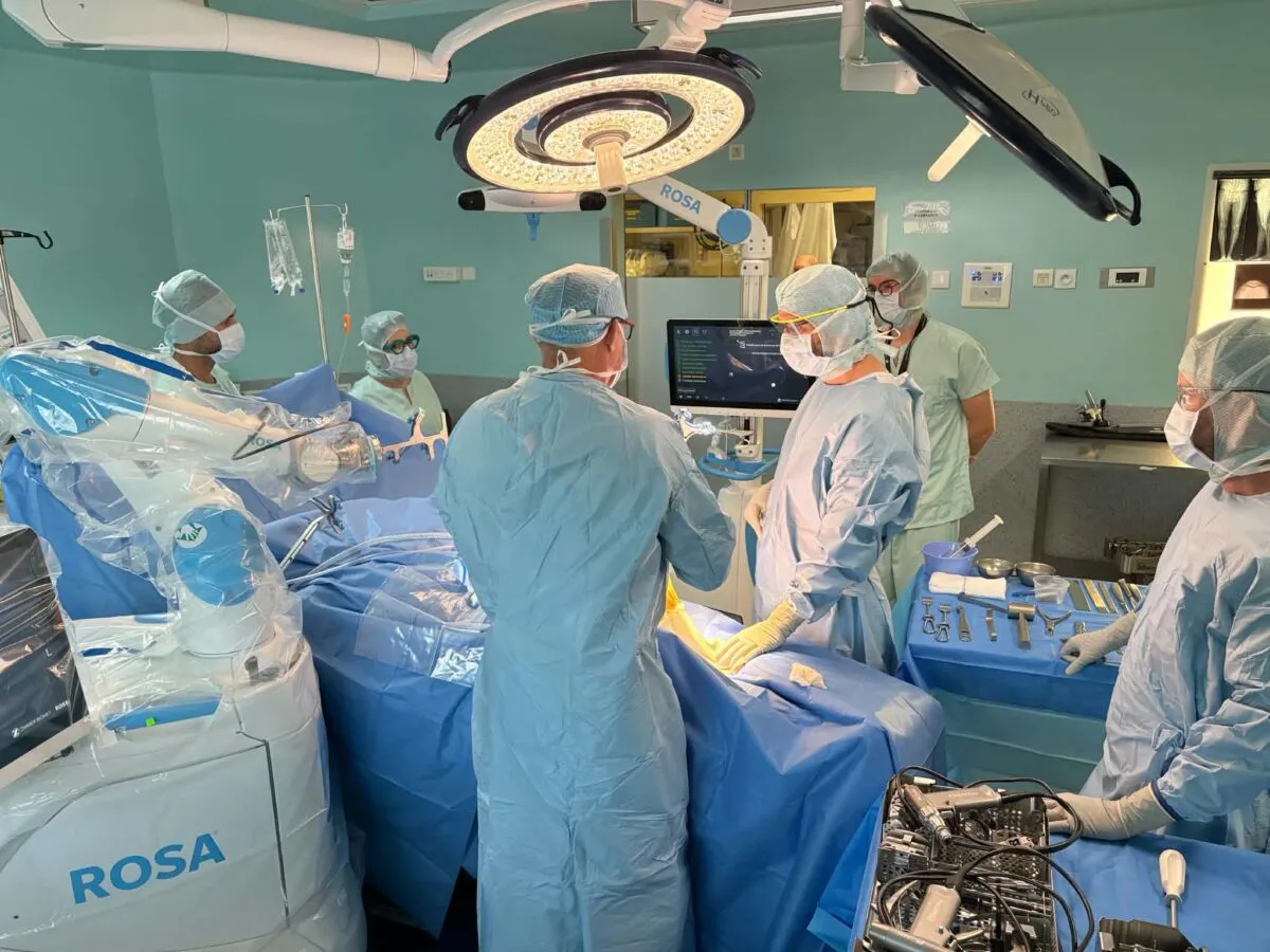 Équipe au bloc opératoire de la Clinique Durieux au Tampon, à La Réunion, aux côtés du robot chirurgical ROSA.