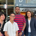 La délégation du Conseil départemental des jeunes de La Réunion devant l’entrée des départs de l’aéroport, avant le congrès en Guyane.