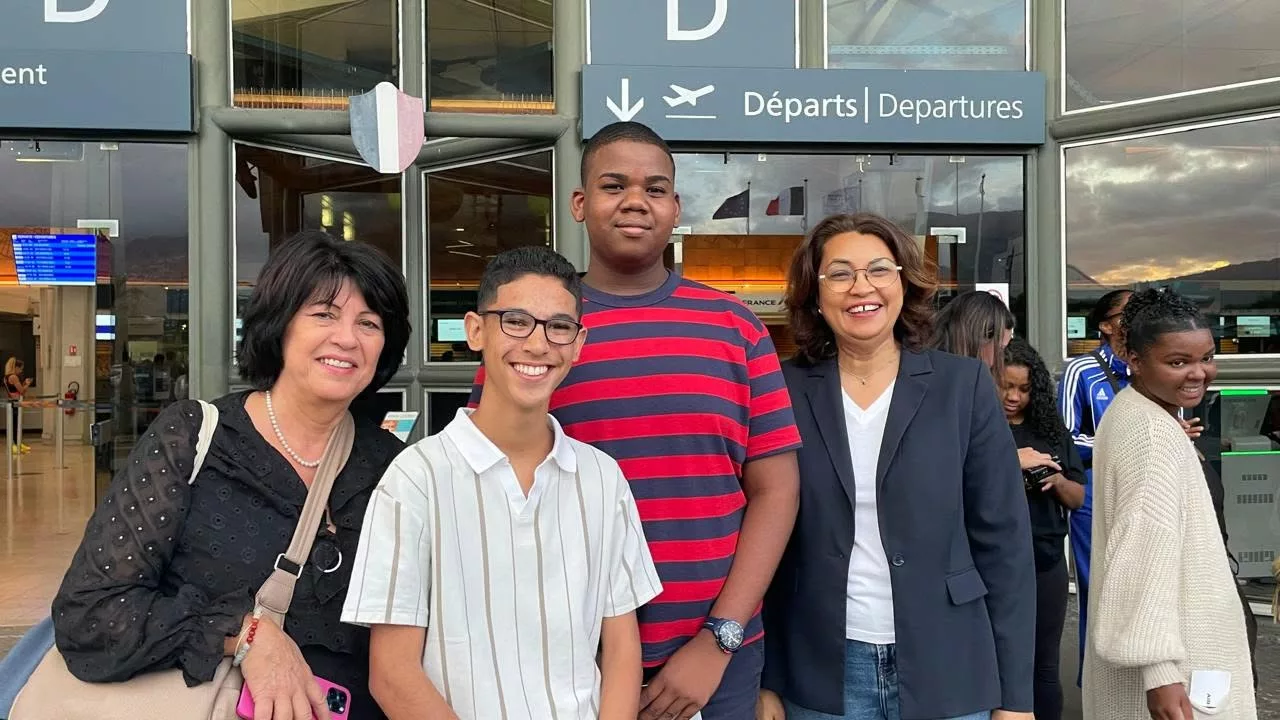 La délégation du Conseil départemental des jeunes de La Réunion devant l’entrée des départs de l’aéroport, avant le congrès en Guyane.