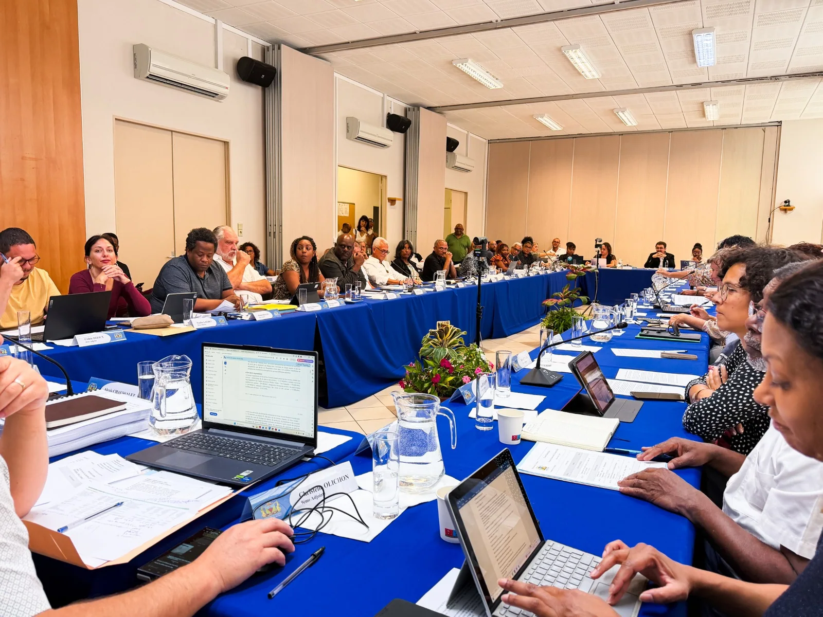 Les élus autour des tables lors de la séance du conseil municipal du Tampon.