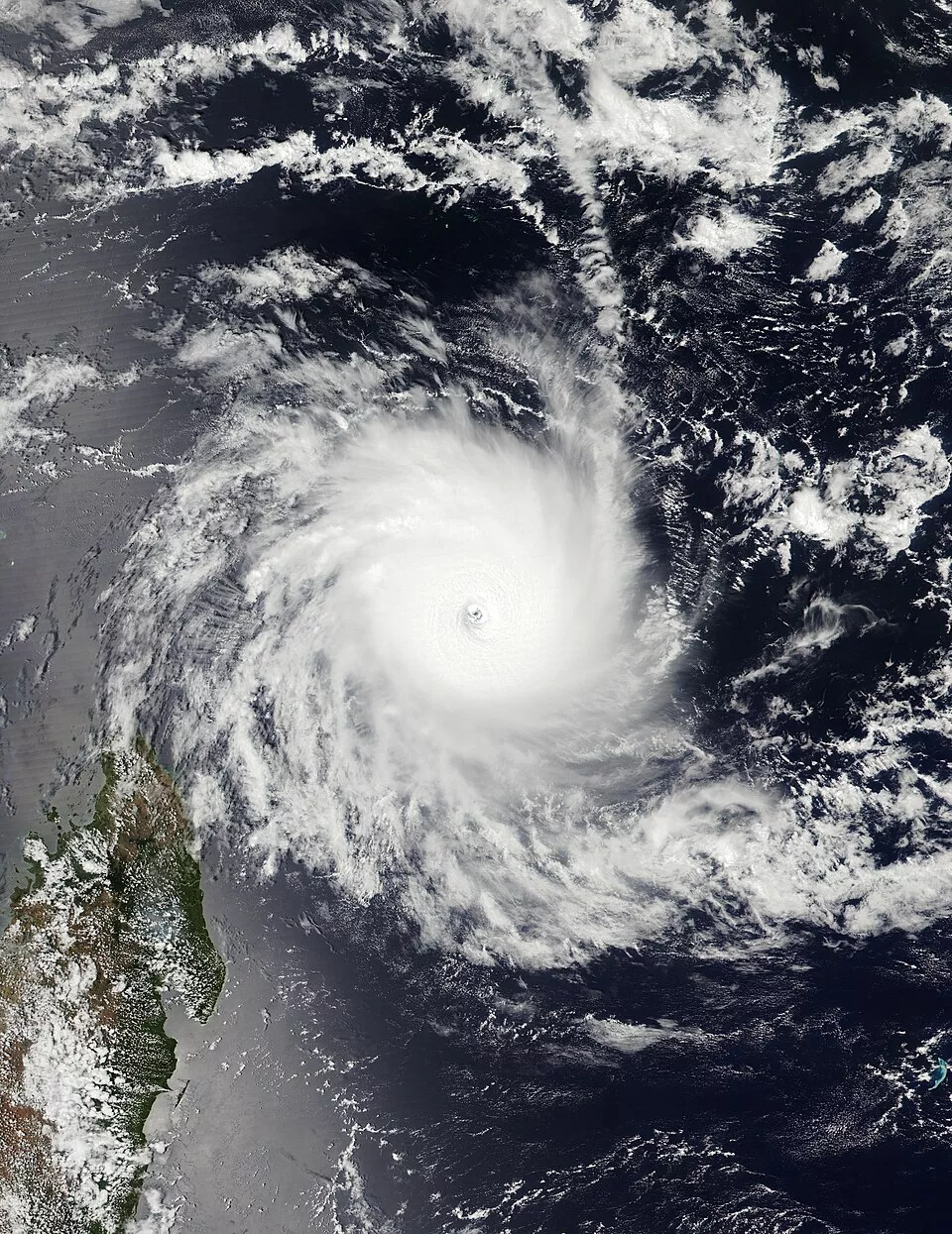 Vue satellite du cyclone Chido s’approchant de Mayotte, dans le canal du Mozambique.