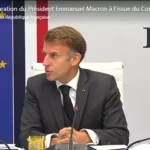 Emmanuel Macron, président de la République, s’exprime à l’Élysée devant les drapeaux français et européen lors de sa déclaration sur la sécurité et les manifestations.