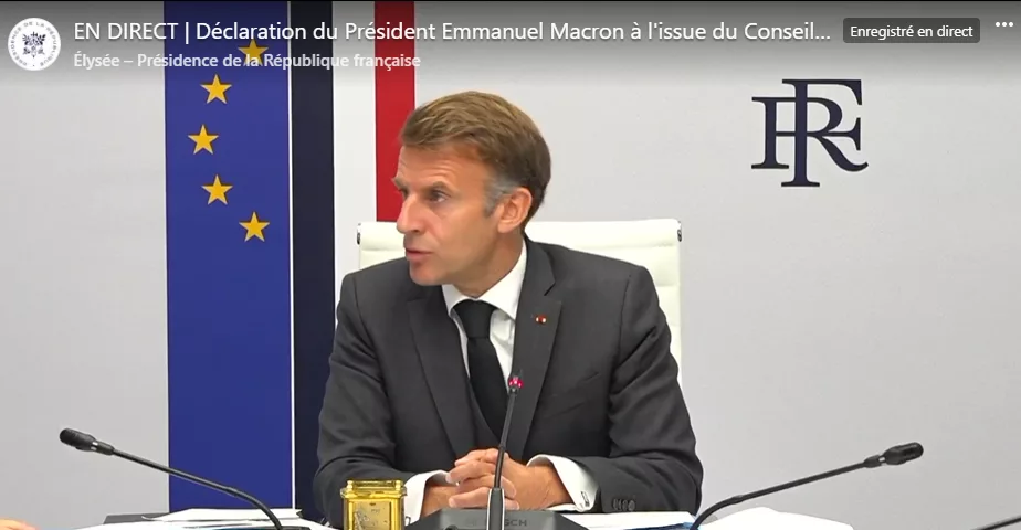 Emmanuel Macron, président de la République, s’exprime à l’Élysée devant les drapeaux français et européen lors de sa déclaration sur la sécurité et les manifestations.