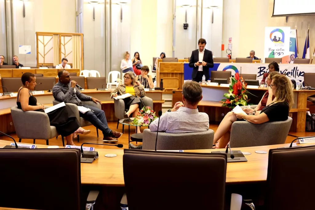 Échanges lors des États généraux du bien-vieillir à l’Hôtel du Département de La Réunion.