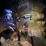 Un concurrent du Grand Raid porte un exosquelette à la taille et aux cuisses pendant une intervention nocturne du PGHM de La Réunion.