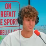 Hugo Deck au micro de RTL dans l’émission On refait le sport, après sa victoire au Grand Raid.