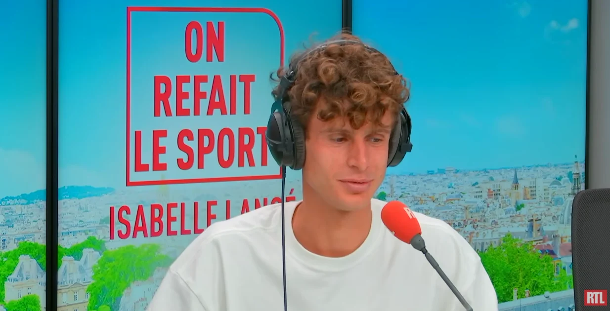 Hugo Deck au micro de RTL dans l’émission On refait le sport, après sa victoire au Grand Raid.