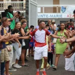 Judicaël Sautron accueilli par une haie d’honneur à Sainte-Marie après sa quatrième place au Grand Raid 2026.