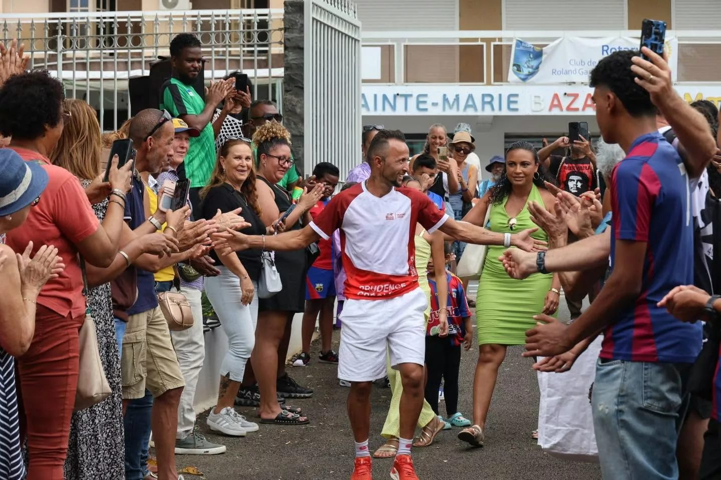 Judicaël Sautron accueilli par une haie d’honneur à Sainte-Marie après sa quatrième place au Grand Raid 2026.