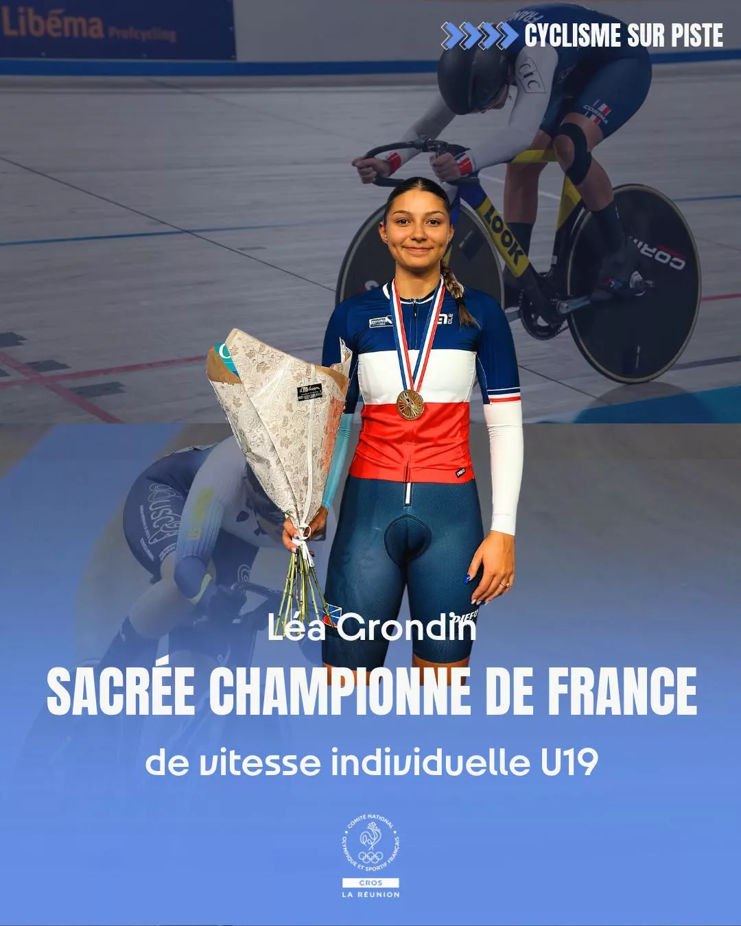 Léa Grondin avec son maillot tricolore, sa médaille et son bouquet sur le visuel du CROS de La Réunion.