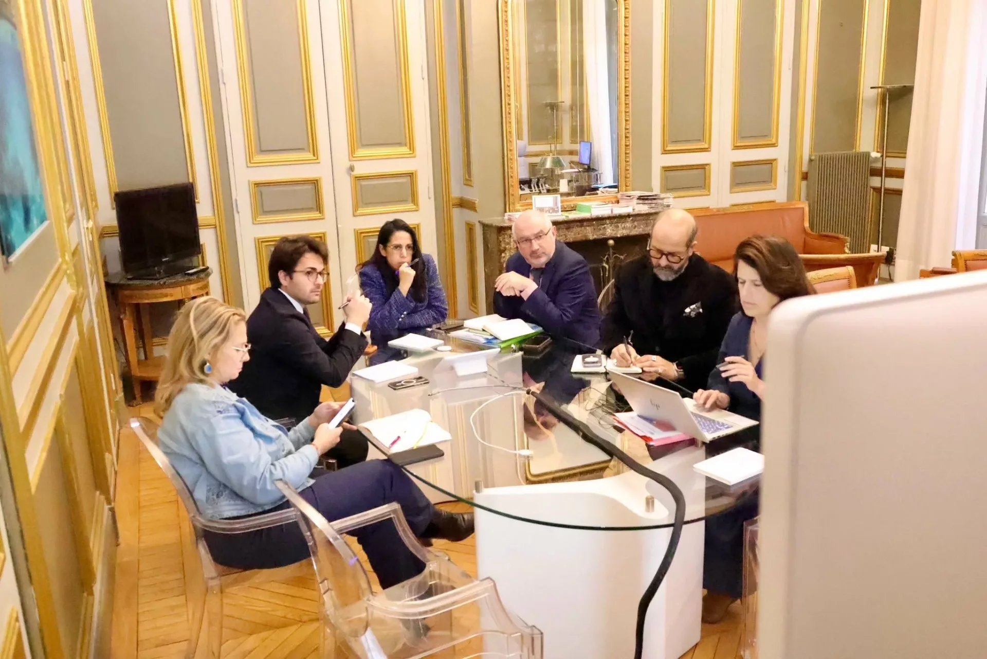 Réunion autour d’une table au ministère, pendant l’échange de Naïma Moutchou avec les préfets des Outre-mer.