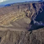 Vue du cratère du Piton de la Fournaise à La Réunion, photographié de jour.