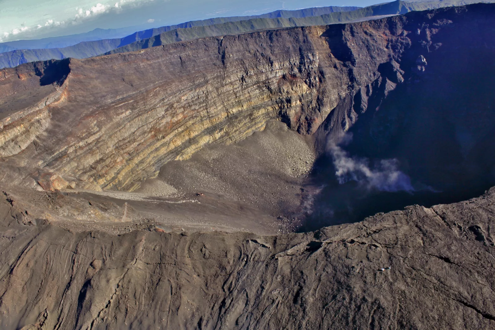 Vue du cratère du Piton de la Fournaise à La Réunion, photographié de jour.