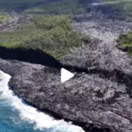 Vue aérienne d’une coulée de lave du Piton de la Fournaise jusqu’au littoral de La Réunion, capture de la vidéo de RG DroneVideo.