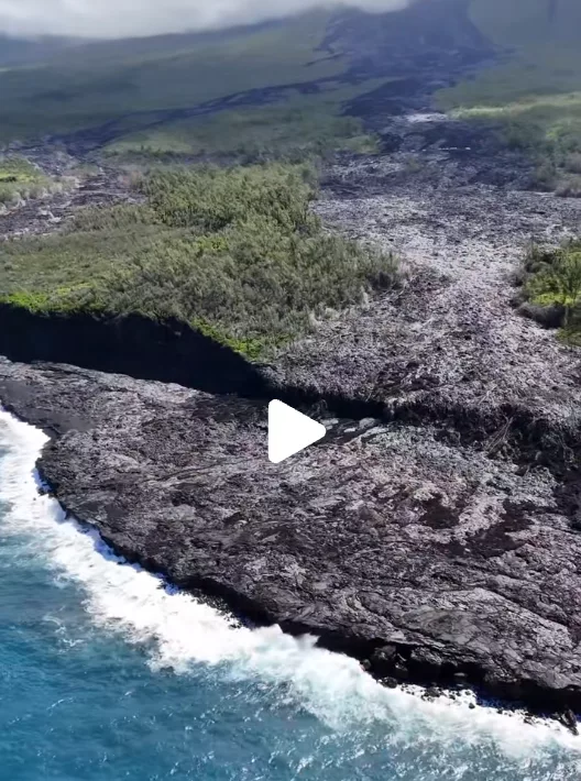 Vue aérienne d’une coulée de lave du Piton de la Fournaise jusqu’au littoral de La Réunion, capture de la vidéo de RG DroneVideo.