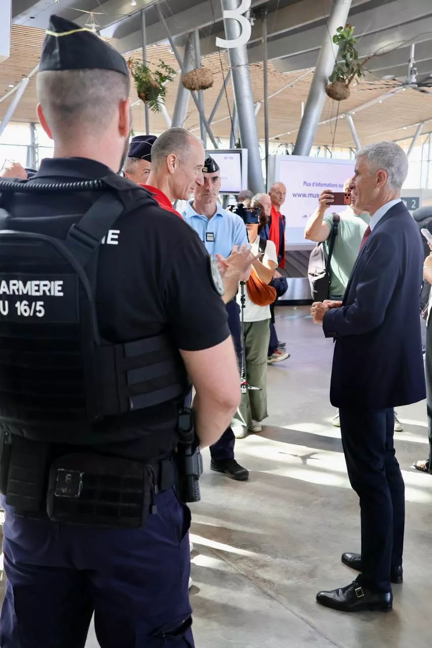 Le préfet Patrice Latron accueille des gendarmes mobiles arrivés en renfort à La Réunion le 21 octobre 2026.