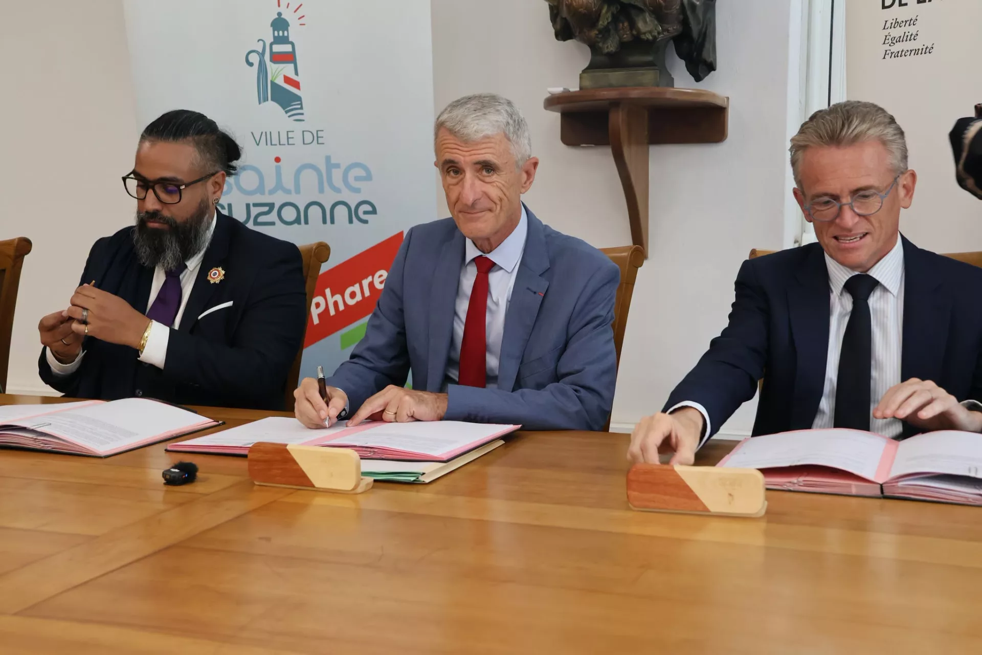 Alexandre Lai Kane Cheong et le préfet Patrice Latron lors de la signature du COROM de Sainte-Suzanne, le 29 octobre 2026.
