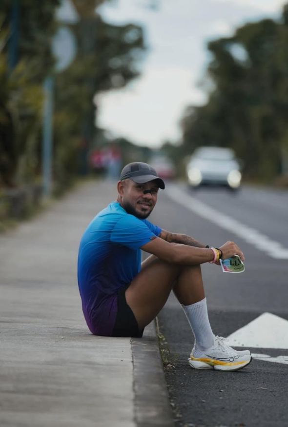 Yvann Etheve, coureur préparant un tour de La Réunion à pied de 220 km en janvier 2027.
